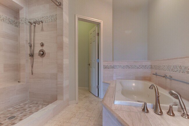 Building Photo - Rare 3 BR / 2.5 BA /  2 Car Garage Westlak...