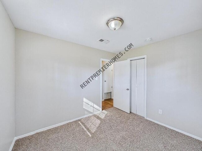 Building Photo - 6921 Knollwood Rd