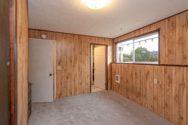 Building Photo - Large Home on Large Lot in Sequim