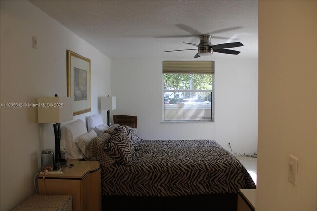 Building Photo - 519 E Sheridan St