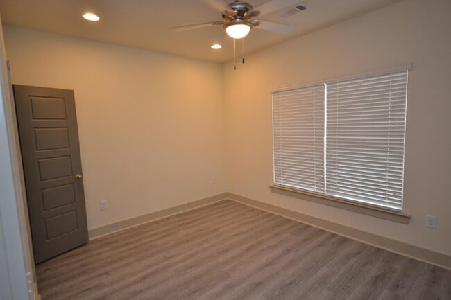 Building Photo - 3925 Overbrook Dr