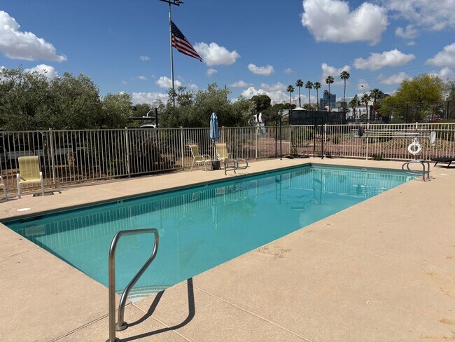 Building Photo - Stunning 2-Bed, 2-Bath High-Rise Residence...