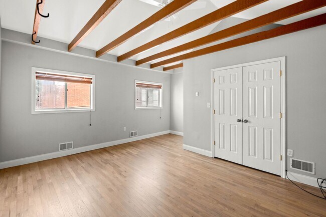 Building Photo - Beautifully Renovated 3 bed, 3 bath Home in the Southside Flats