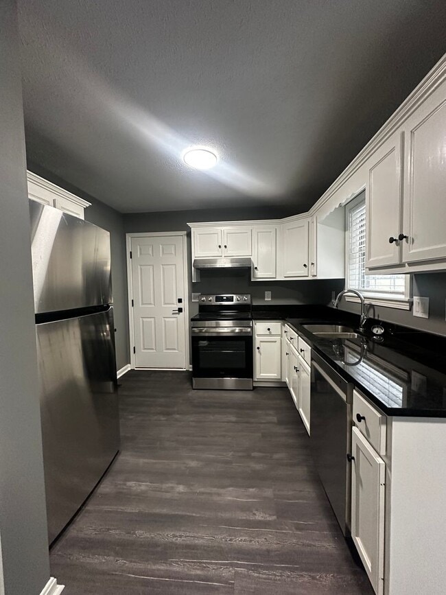 Building Photo - Fully Renovated in White House