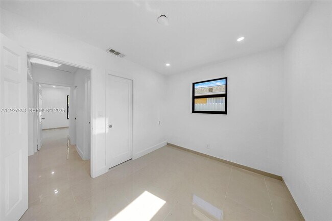 Building Photo - 2318 Scott St