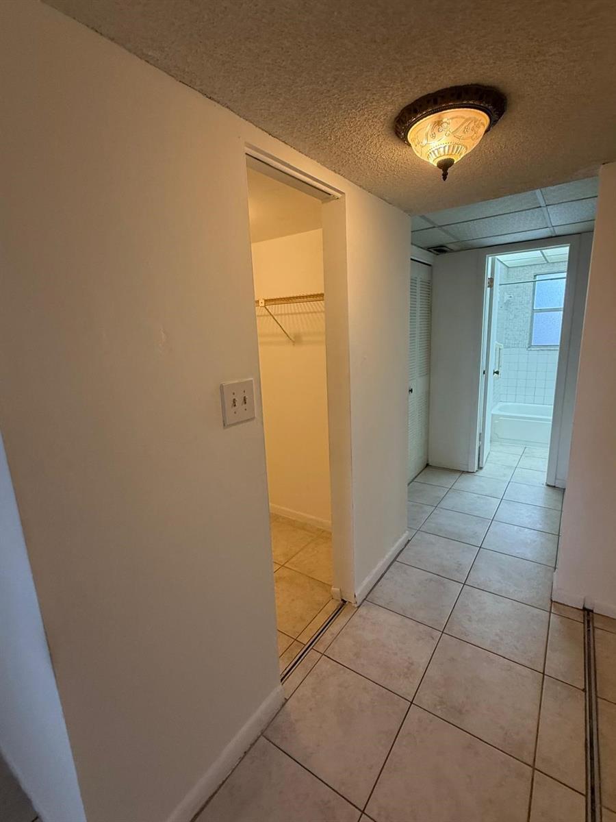 Building Photo - 5515 Lakewood Cir N