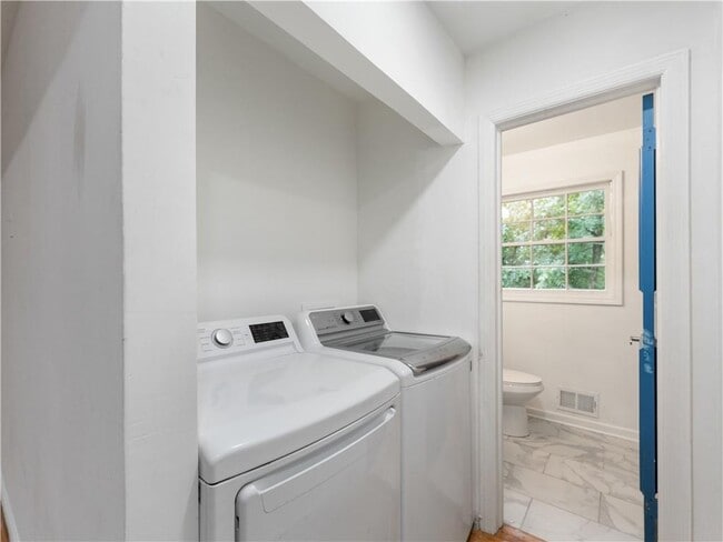 Building Photo - 1685 Dunwoody Pl NE