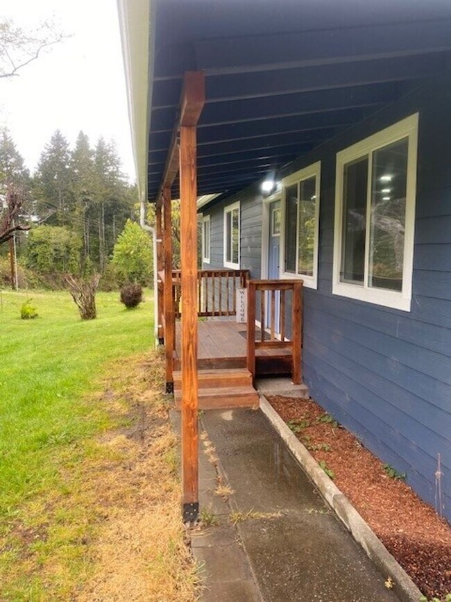 Building Photo - Remodeled 3 bed, 1 bath house with Large 2-car garage!