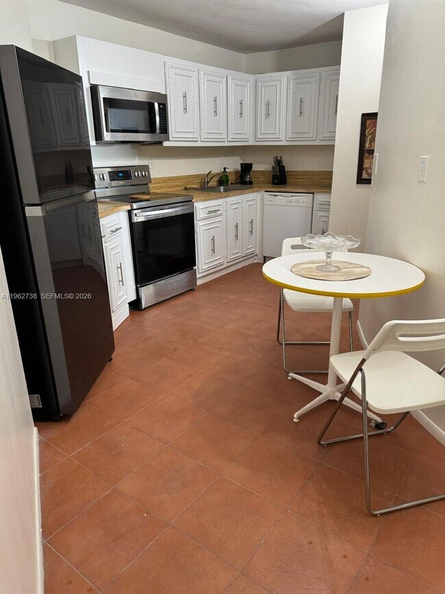 Building Photo - 800 Parkview Dr