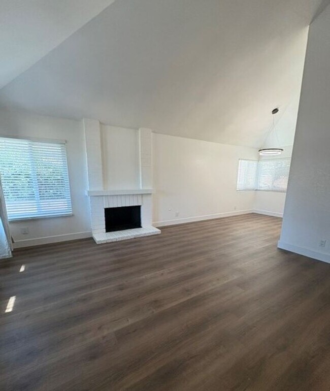 Building Photo - 514 Avenida Presidio