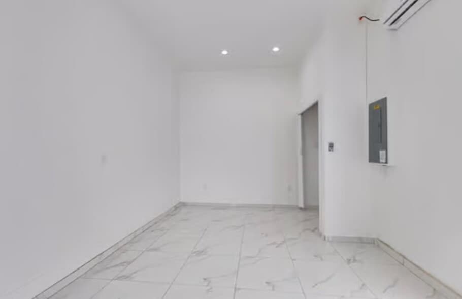 Building Photo - 1106 W 11th St