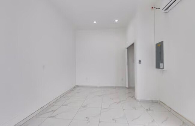 Building Photo - 1106 W 11th St