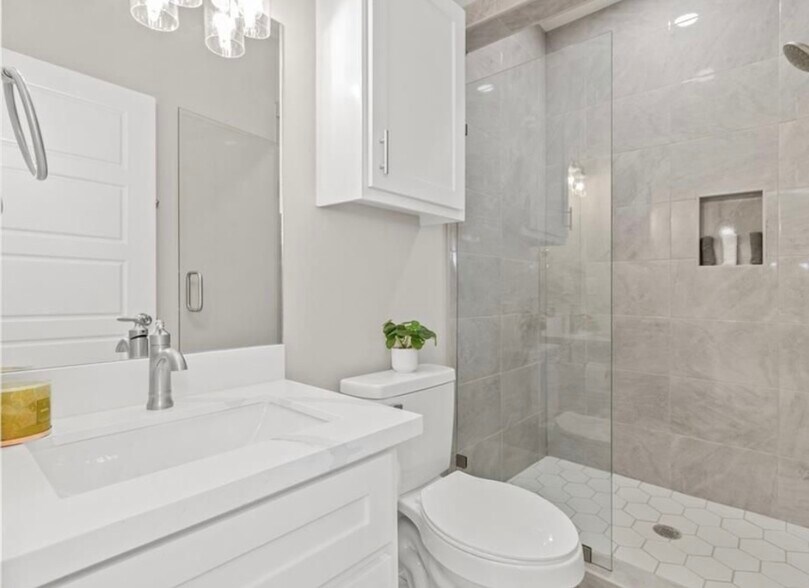 Beautiful finishes in bathroom - 2513 E Israel Ave