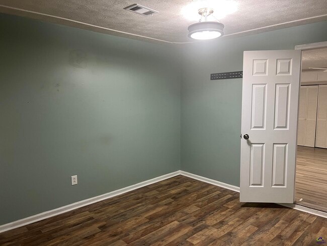 Building Photo - 409 Forest Lake Dr