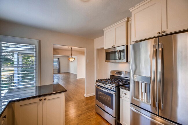 Building Photo - Charming 2 BR / 1 Bath in highly desirable Terrell Heights of San Antonio!
