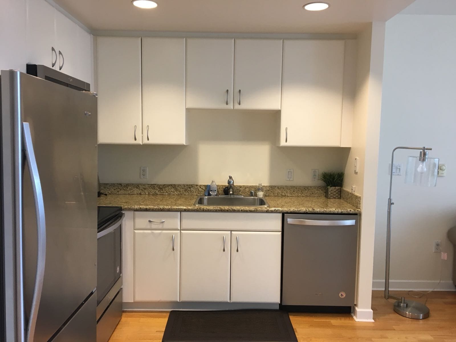 Building Photo - 260 King St