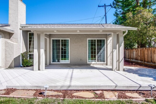 Building Photo - Beautiful 4 bedroom, 3 bath in desirable C...