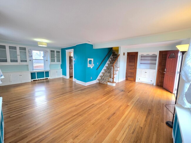 Building Photo - Updated & centrally located on a quiet str...