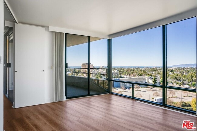 Building Photo - 4265 Marina City Dr