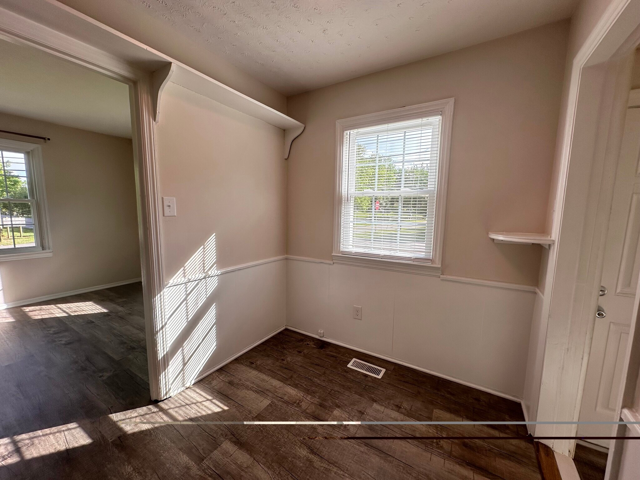Breakfast nook - 2729 Keith Ave