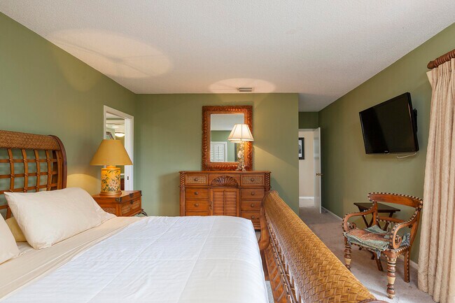 Building Photo - 11355 Pond View Dr