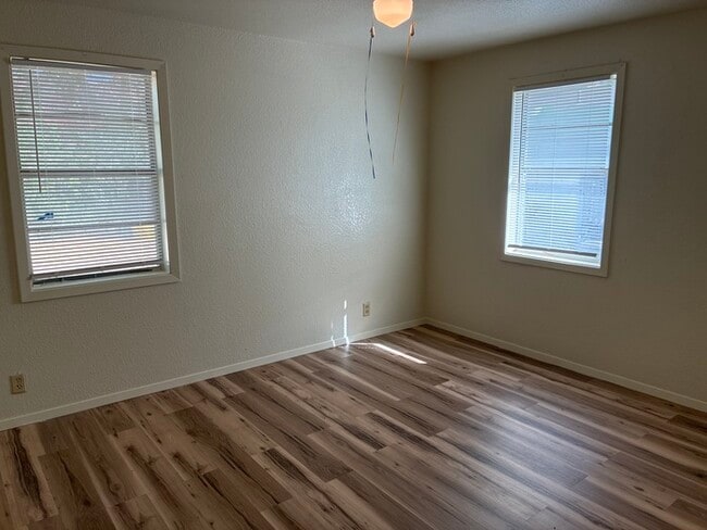 Building Photo - Charming 2 BR 1 BA Home w/ AC in Taylor