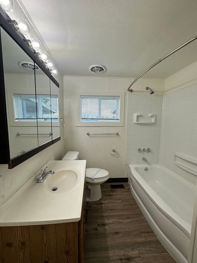 Building Photo - 3 BEDROOM 1 BATH APARTMENT LOCATED IN NORT...
