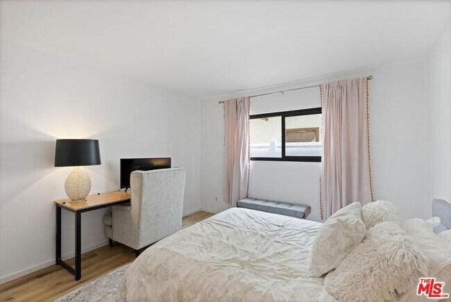 Building Photo - 6558 Lasaine Ave