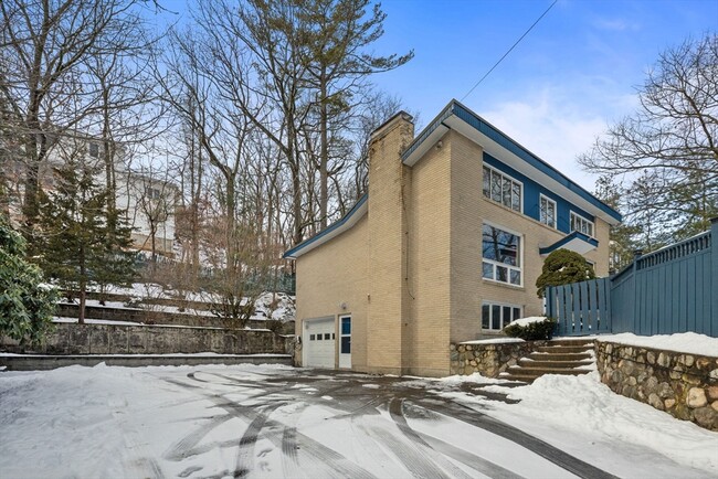 Building Photo - 330 Cambridge St