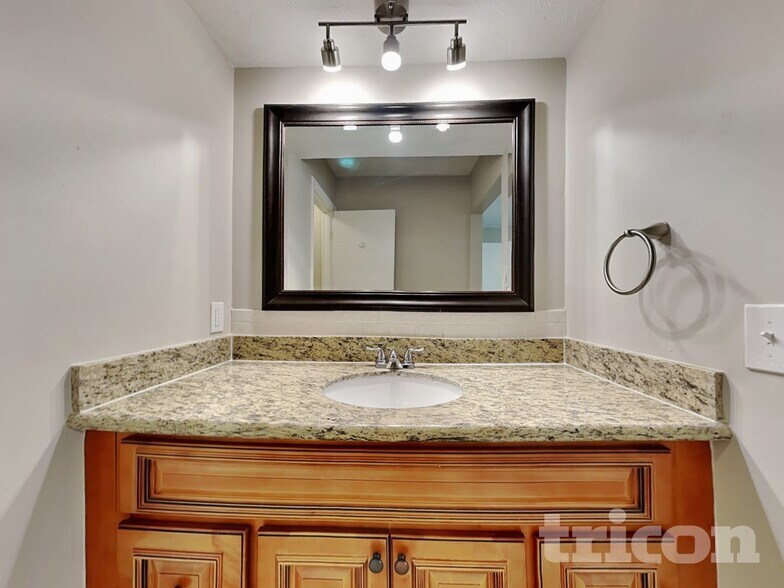 Building Photo - 806 Bills Cir