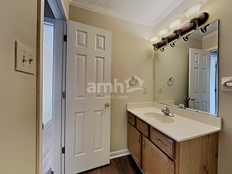 Building Photo - 10067 Woodland Grove Dr