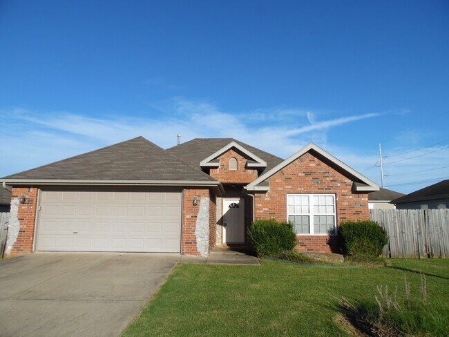 Primary Photo - Great house in Bentonville