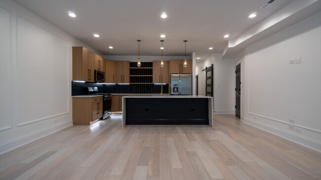 Building Photo - Newly Rehabbed 3-bedroom, 2-bath Gem with In-Unit Washer/Dryer! Discover Uptown Living.
