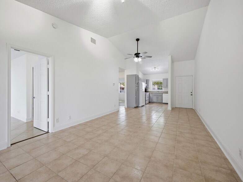 Building Photo - 321 Norwood Terrace