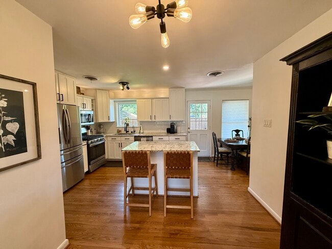 Building Photo - 707 Dumont Dr