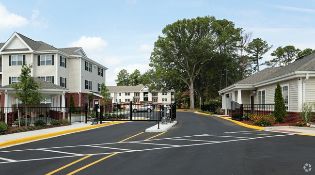 Building Photo - The Pointe at Pickett Farms