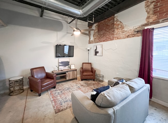 Building Photo - 225 S Main St