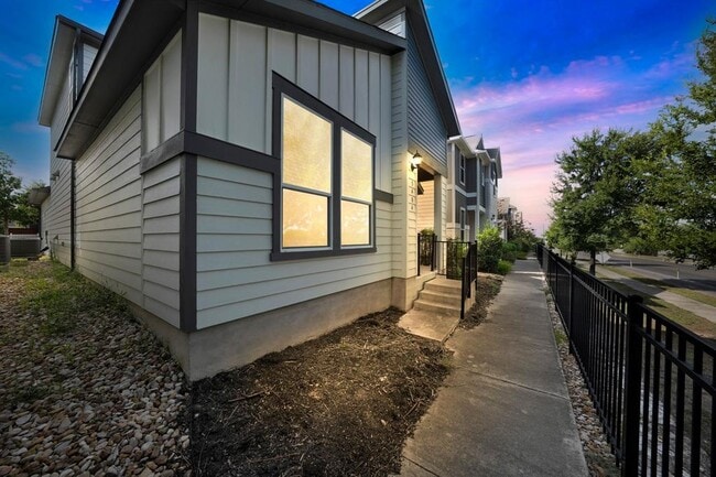 Building Photo - 5404 Golden Canary Ln