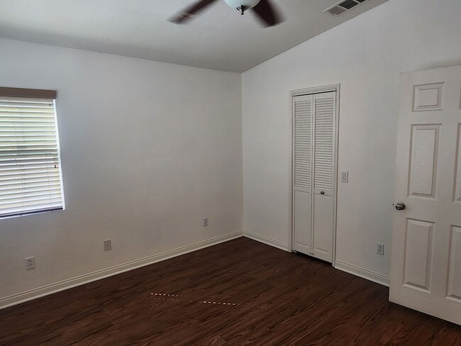 Building Photo - 2 Bedroom Townhome w/Attached 1 Car Garage...
