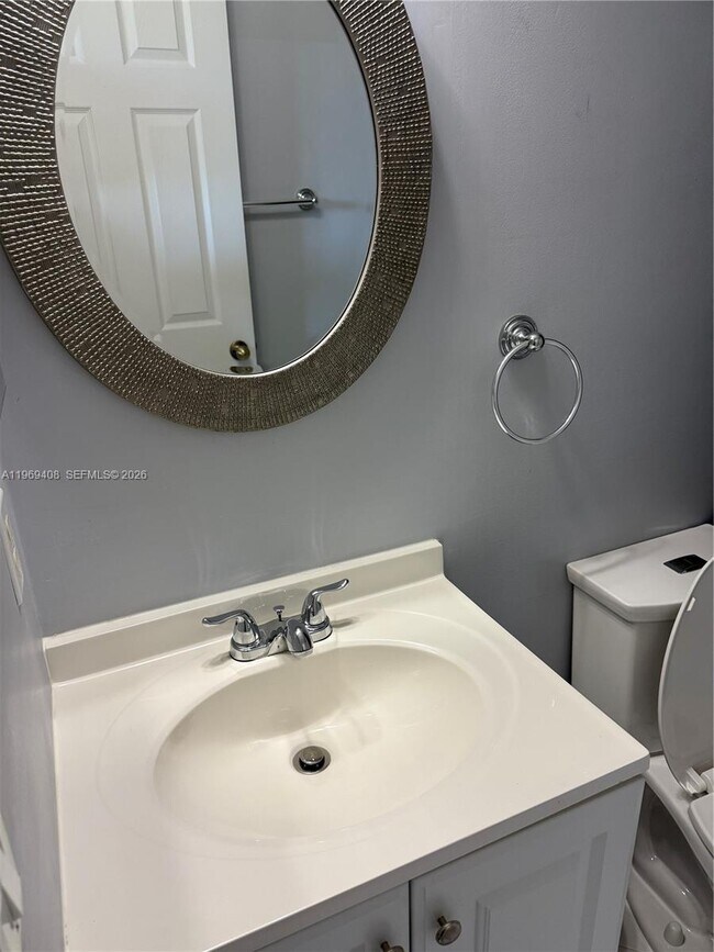 Building Photo - 2402 NE 41st Pl