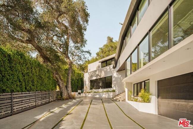 Building Photo - 2210 Bowmont Dr