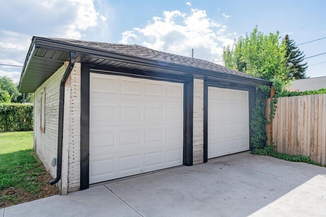 Building Photo - 360 N 200 W