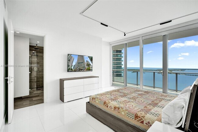 Building Photo - 1300 Brickell Bay Dr