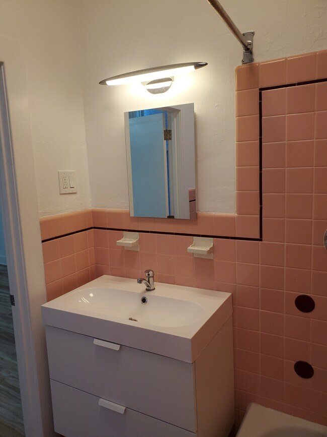 Bdrm #1 bath - 4614 Chester Ave
