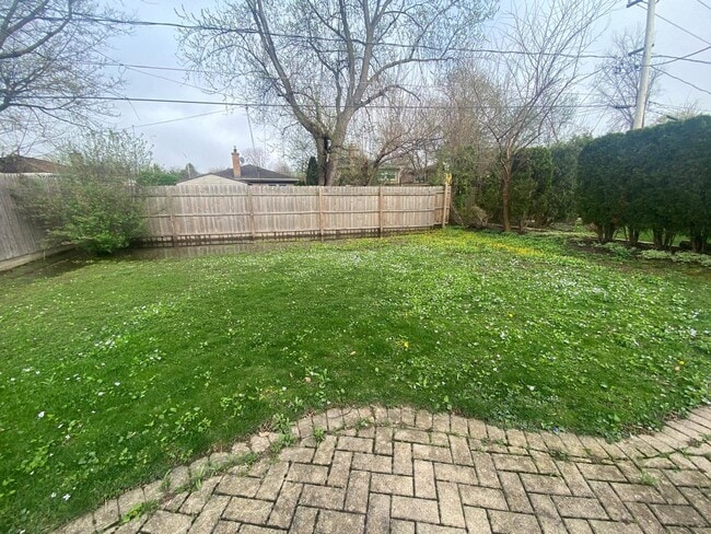 Building Photo - 614 Leamington Ave