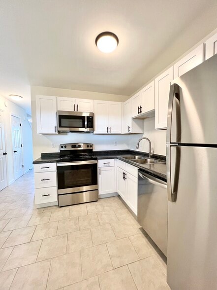 Kitchen/Dining - 272 Fleming Rd
