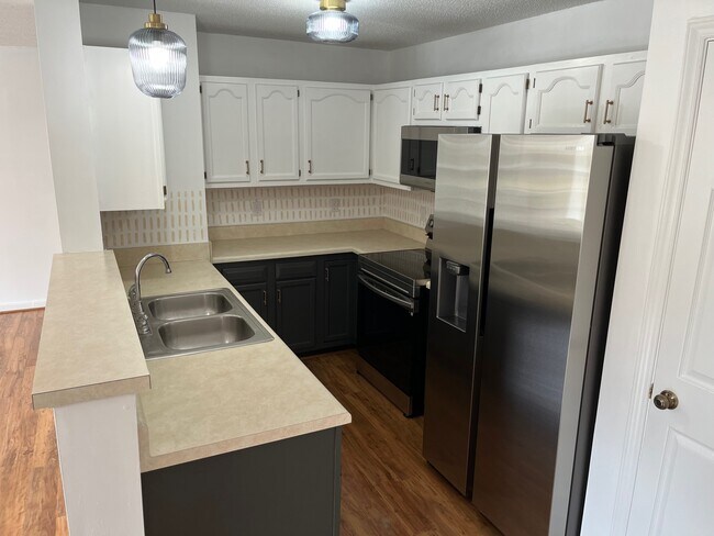 Building Photo - 6704 W Friendly Ave