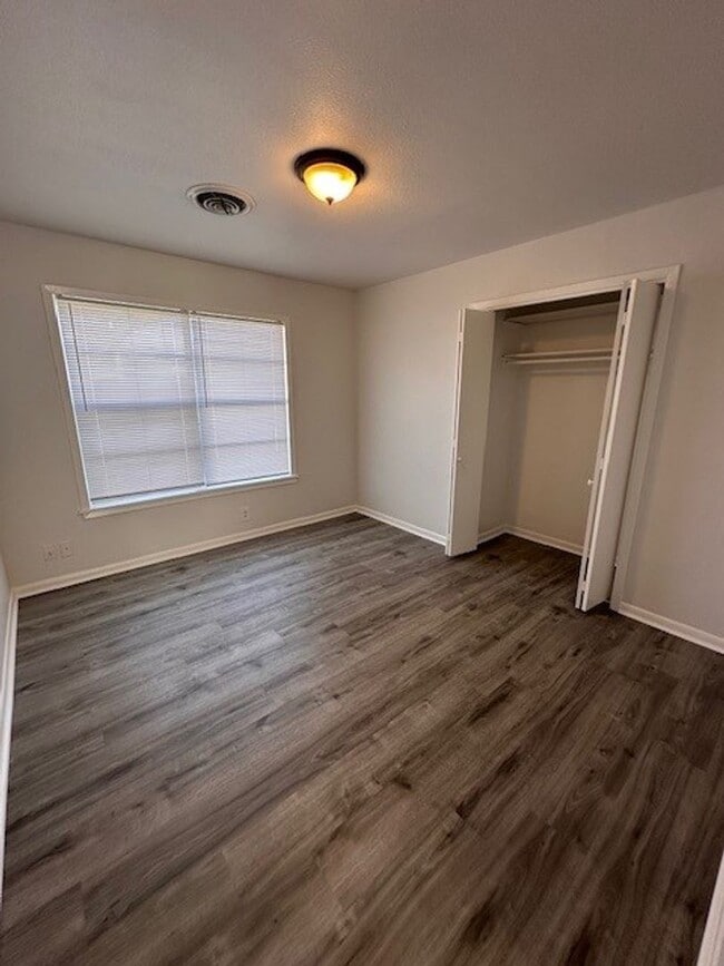 Building Photo - Spacious Baylor University Home