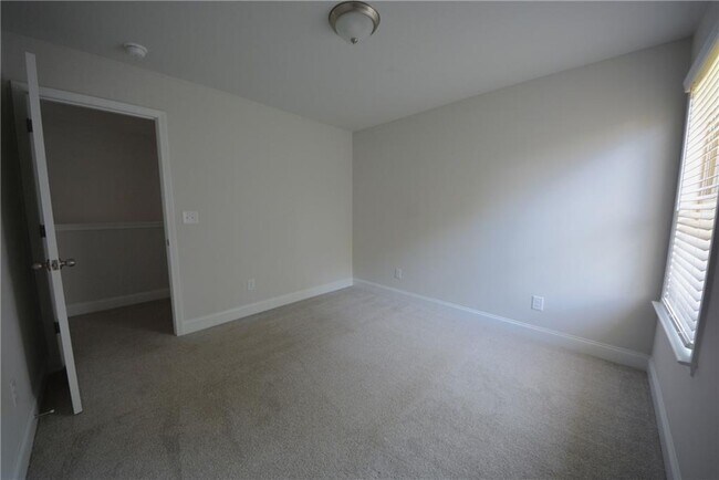 Building Photo - 547 Hellen Vly Dr