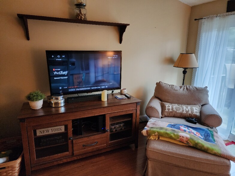 Building Photo - 220 Main St